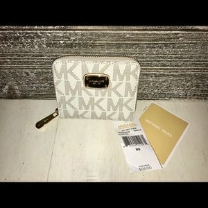 NWT !! Michael Kors Signature Logo bifold wallet.